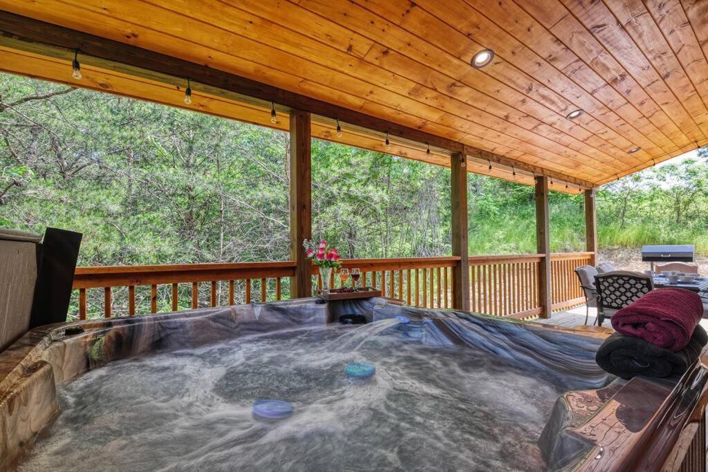 Adventure Retreat/Cabin/Pool+Hot Tub/Game Room+Theater Sevierville Esterno foto